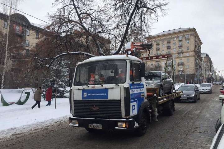 За добу евакуатори прибрали з вулиць Києва півтори сотні «героїв парковки»