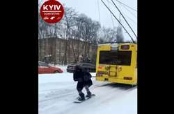 У Києві парубок катався на сноуборді, причепившись до тролейбуса (відео)