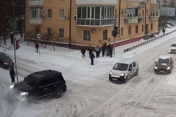 ДТП на засніженій дорозі Києва: позашляховик вилетів на тротуар (відео)