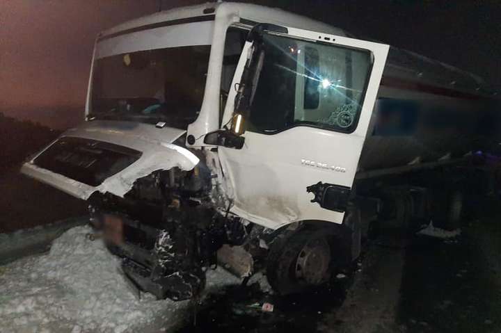 Під Києвом автівка лоб у лоб протаранила вантажівку: троє постраждалих (фото)