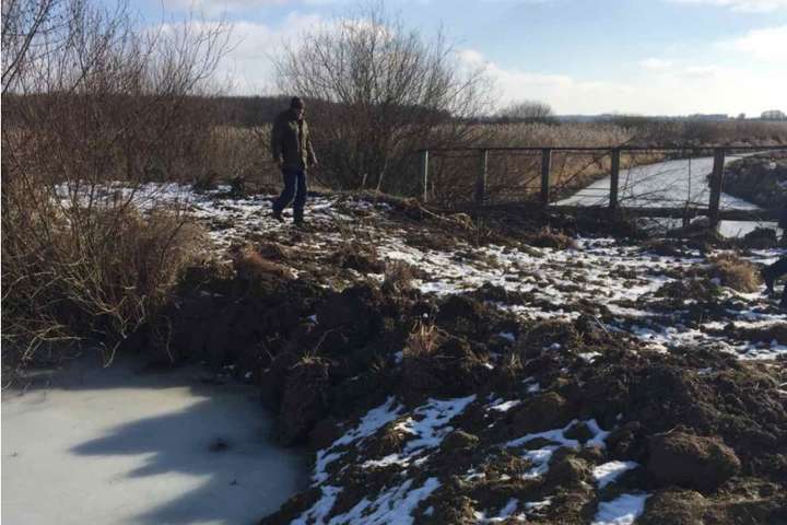На Вінниччині місцевий житель незаконно перекрив русло річки