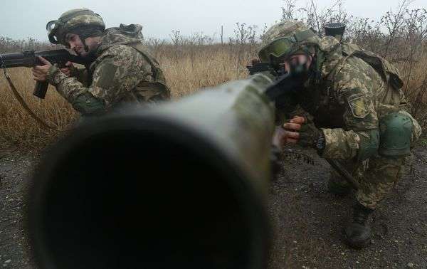 Поблизу Пісок снайпер поранив українського бійця