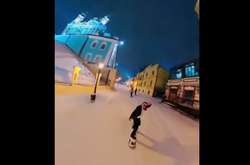 Розваги в засніженому Києві: на Андріївському узвозі катаються сноубордисти (відео)