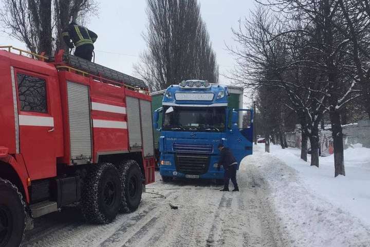 На Київ суне новий потужний снігопад: вантажівкам знову закрили в’їзд 