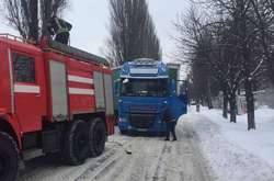 Вантажівкам складно проїхати по засніжених дорогах міста, через що виникають затори