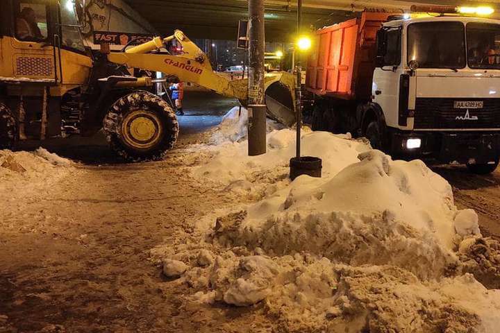 Розчищення Києва: дорожники вивозять з вулиць гори снігу (фото)