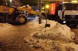 Розчищення Києва: дорожники вивозять з вулиць гори снігу (фото)