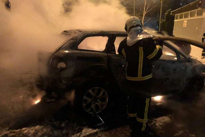 Одна автівка згоріла, дві – пошкоджені: в Києві знову палали машини