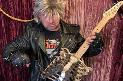 В США музыкант сделал себе гитару из скелета дяди, который умер 30 лет назад (фото)