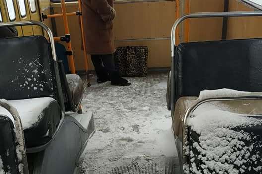 Кучугури снігу в салоні. В Житомирі ходить незвичний тролейбус (фото)