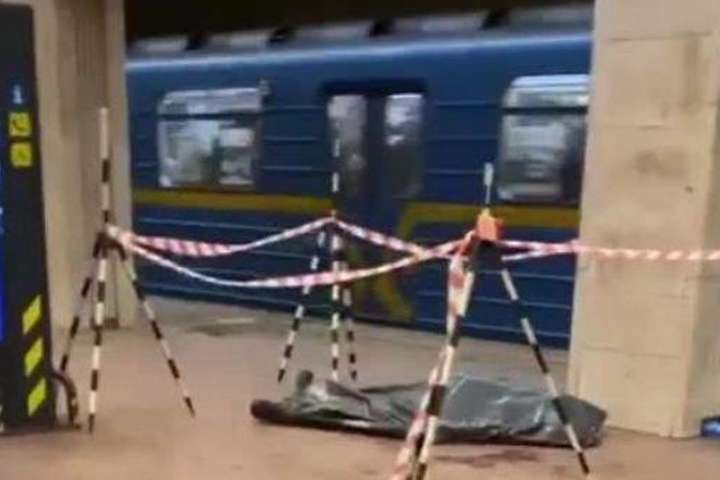 Трагедія в метро: на «Видубичах» помер пасажир (фото)
