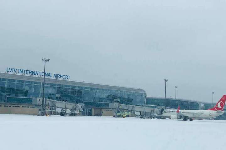 У львівському аеропорту через снігопад скасували деякі рейси