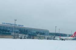 У львівському аеропорту через снігопад скасували деякі рейси