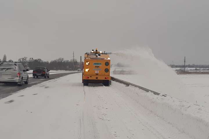 Снігопад в Україні. Де обмежили рух вантажівок 