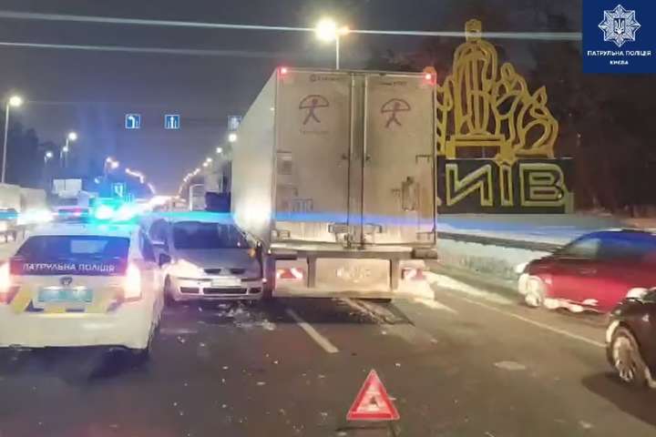 У Києві вантажівка знесла легковик: відео моменту ДТП 
