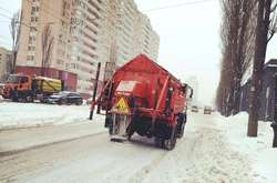 Столицю накрив сніг із крижаним дощем: дорожники працюють у посиленому режимі (фото) 