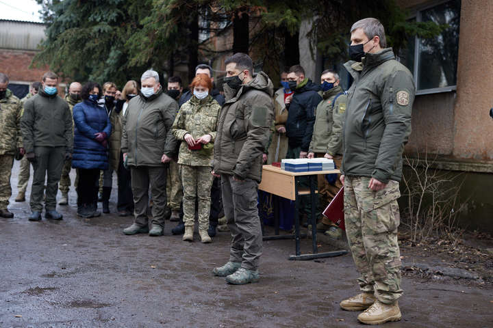 Зеленський відреагував на вбивство російським снайпером українського військового на Донбасі