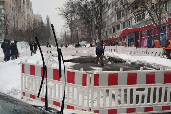 Аварія на колекторі в Києві: посеред дороги величезне провалля (фото)