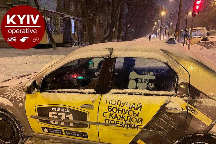 У Києві таксист на побитій автівці влаштував серйозну ДТП (фото)