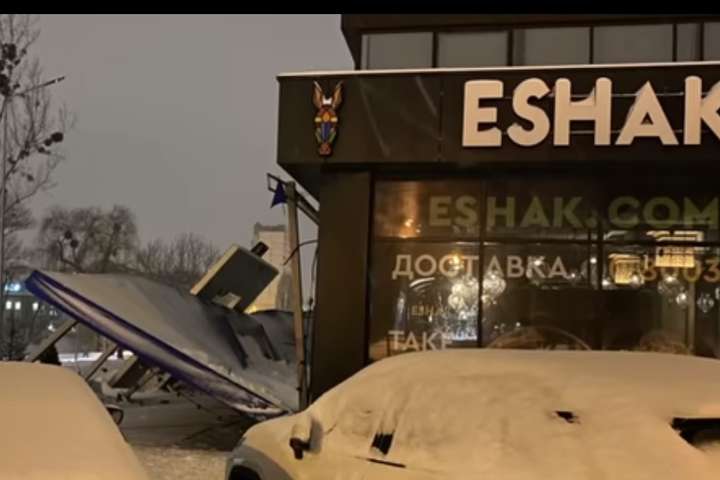Не витримав снігу: у ресторані в Києві впав дах (фото)