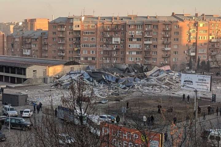 У Росії вибухнув і завалився торговий центр (відео)