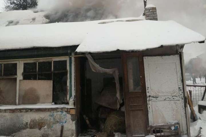 У палаючому будинку під Києвом загинула старенька жінка