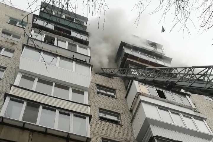 Під Києвом горіла багатоповерхівка: рятувальники евакуювали десятки людей (фото, відео)