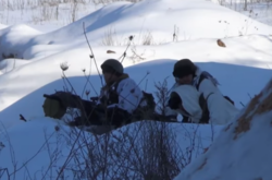 Ворог інтенсивно риє окопи та встановлює вибухові загорожі