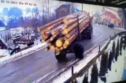 Страшна ожеледиця. На Буковині перекинувся лісовоз, на Миколаївщині – тягач (відео)