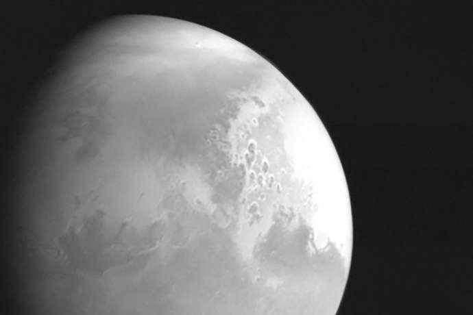 Китайський апарат зробив вражаючі кадри Марса на його орбіті (відео)