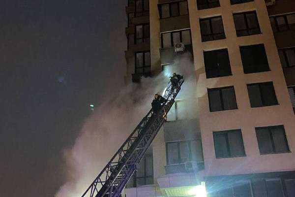 У Києві знову вигоріла квартира, бо пожежники не могли пробратися через запаркований двір