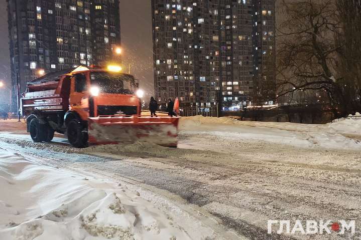 Снегопад в Украине: в пяти областях ограничено движение транспорта