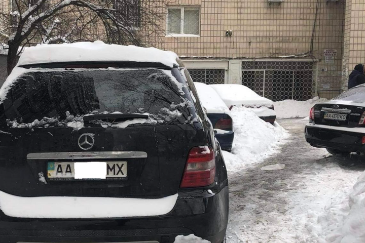 У Києві водій заблокував рух «фантастичним» паркуванням (фото)