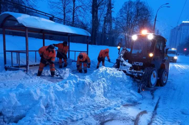 Сьогодні столицю розчищають від снігу 477 спецавто та 59 бригад з ручного прибирання, – Кличко