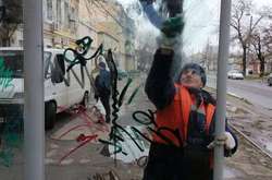 Вандали залишили написи на зупинках громадського транспорту (фото)