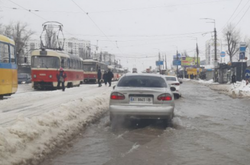 У Києві зупинено рух трамваїв через прорив трубопроводу (відео)