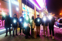 У Росії прихильники Навального виходять на вулиці зі свічками та ліхтариками (відео)