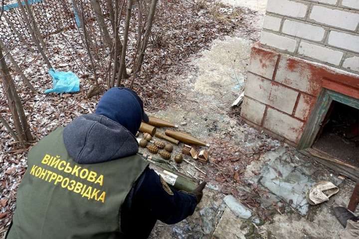 На Луганщині виявили схрон зі зброєю та боєприпасами