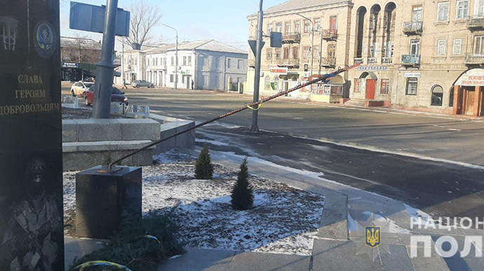 На Луганщині підлітки понищили пам'ятник Героям-добровольцям