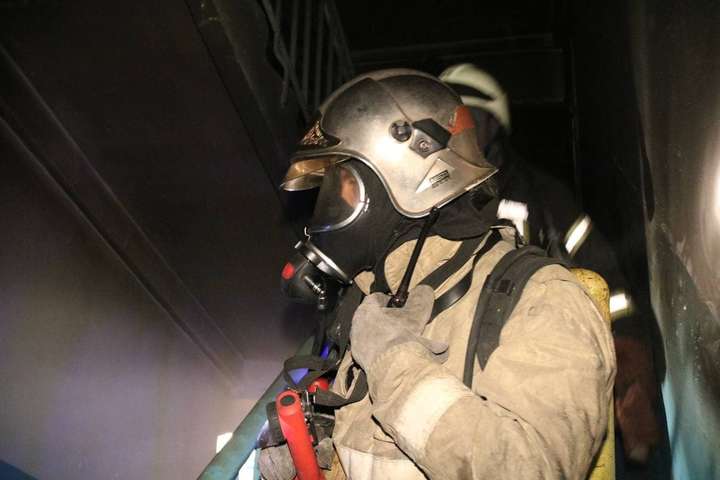 Вночі в Києві горіла багатоповерхівка, рятувальники евакуювали людей