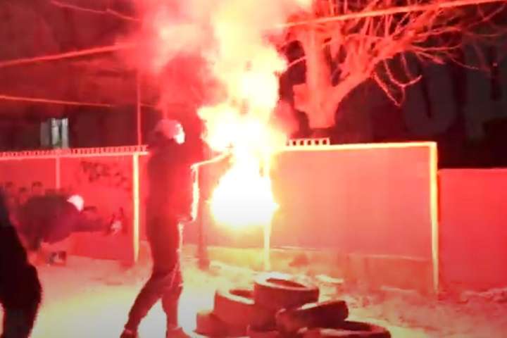 «Привіт усім шкуродерам»: на Одещині зоозахисники підпалили шини біля будинку підозрюваного у вбивстві собаки