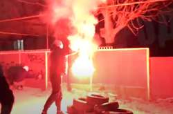 «Привіт усім шкуродерам»: на Одещині зоозахисники підпалили шини біля будинку підозрюваного у вбивстві собаки