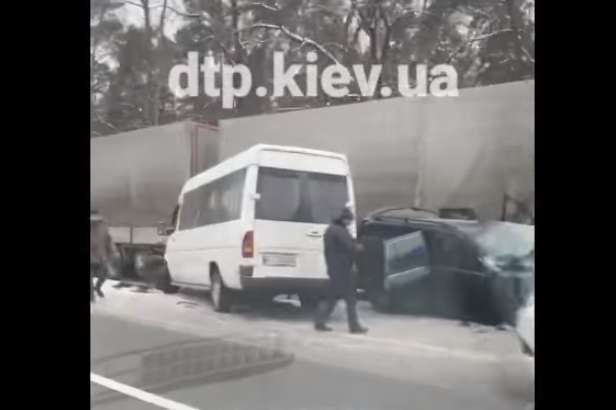 На трасі під Києвом сталися дві ДТП підряд, є постраждалі (відео)