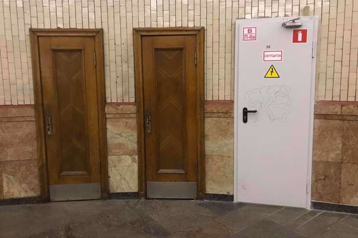 Розгорівся скандал через заміну дверей на станції метро «Арсенальна» 