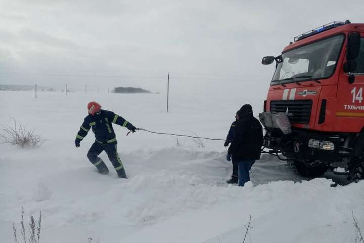 Сніговий полон: вінницькі рятувальники вивільнили із заметів три швидкі та легковики