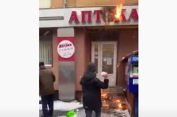 На Прикарпатті палаючу аптеку рятували снігом (відео)