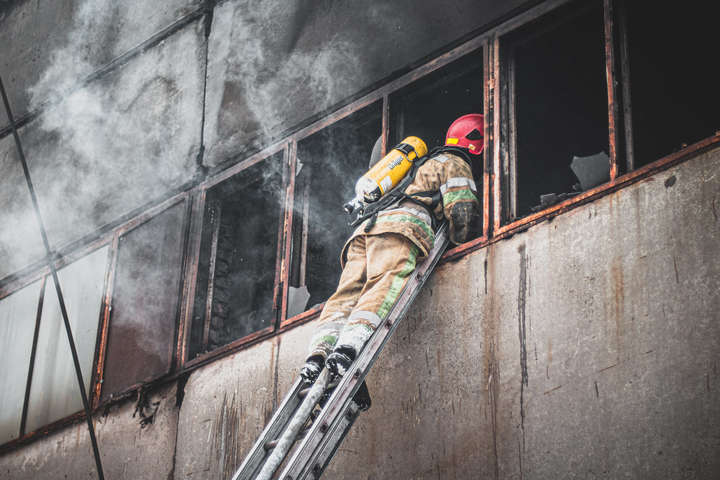 На авторемонтному заводі в Києві сталась пожежа (фото)