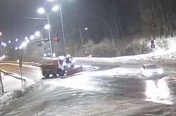 У Києві снігоприбиральна машина протаранила Volkswagen (відео)