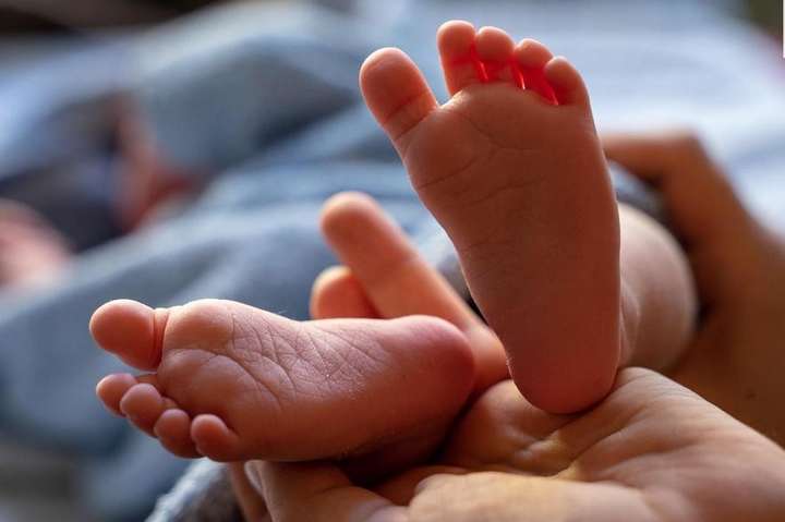 Лікар продав немовля, батьки якого не змогли оплатити рахунки за пологи 