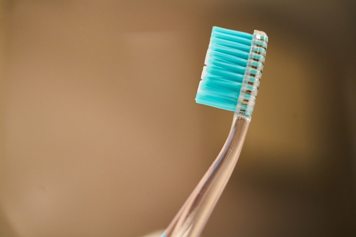 Стоматолог розвіяв популярні міфи про чищення зубів